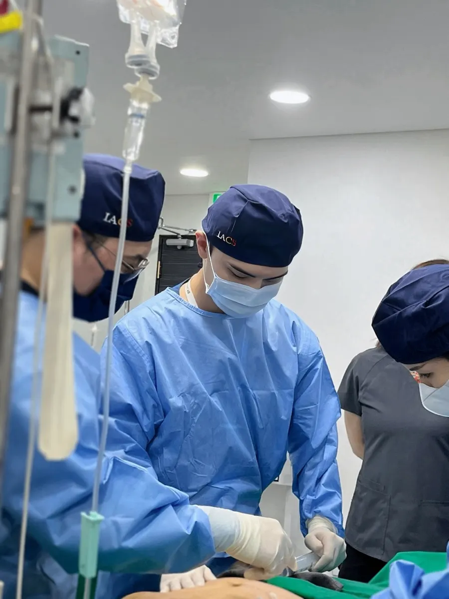 إتمام دورة تدريب شفط الدهون في الجمعية الدولية لجراحة التجميل (IACS) لعام 2024